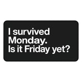 
Sobreviví al lunes. ¿Ya es viernes? Alfombrilla de escritorio