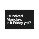 
Sobreviví al lunes. ¿Ya es viernes? Alfombrilla de escritorio