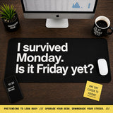 
Sobreviví al lunes. ¿Ya es viernes? Alfombrilla de escritorio