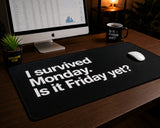 
Sobreviví al lunes. ¿Ya es viernes? Alfombrilla de escritorio